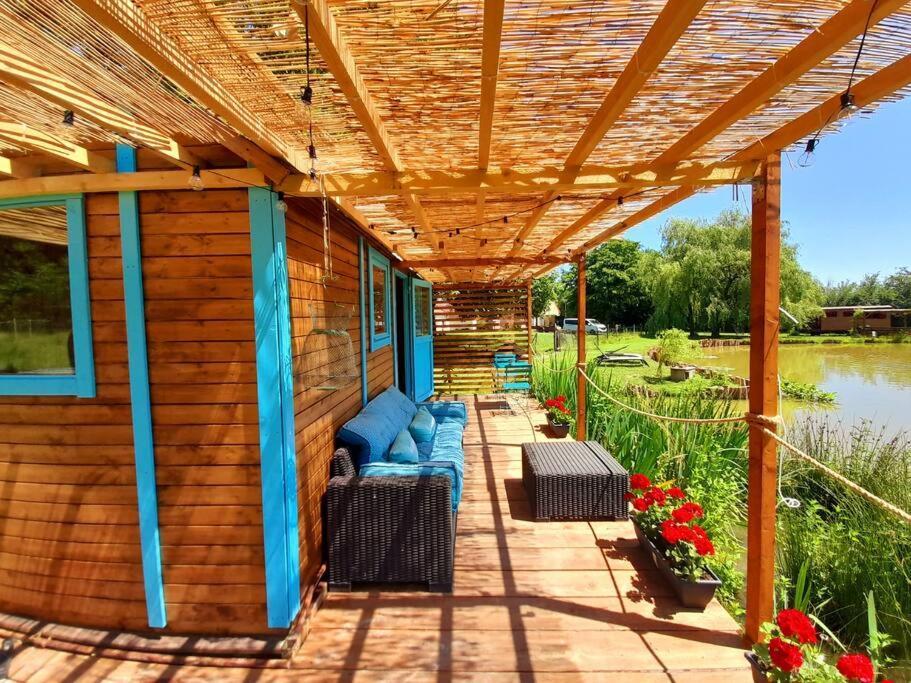 La Roulotte Du Pecheur Villa Saint-Privé Екстериор снимка